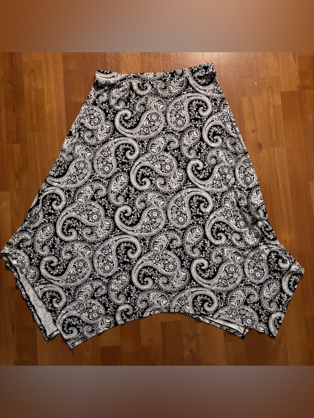 Women’s Chico’s black and white paisley maxi skirt Size large